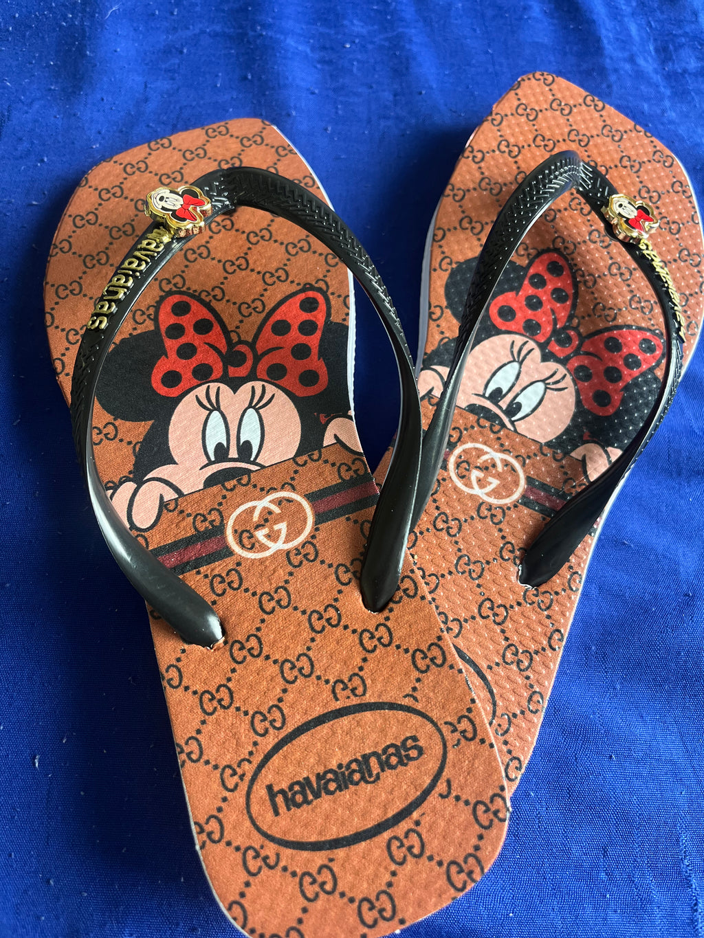 Lote Exclusivo 10 Pares Havaianas Premium com Pingente - Modelos e Cores Variadas