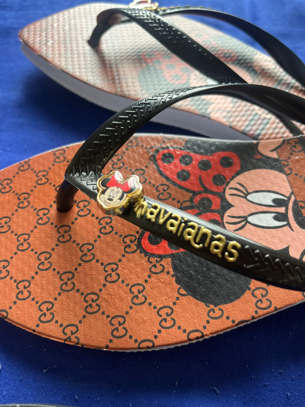 Lote Exclusivo 10 Pares Havaianas Premium com Pingente - Modelos e Cores Variadas
