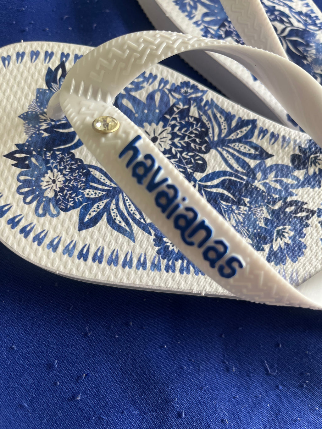 Lote Exclusivo 10 Pares Havaianas Premium com Pingente - Modelos e Cores Variadas