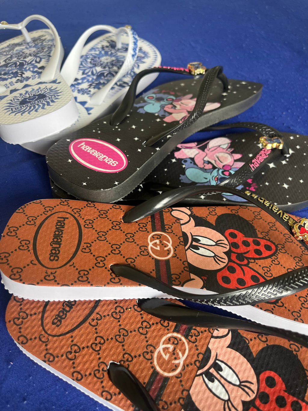 Lote Exclusivo 10 Pares Havaianas Premium com Pingente - Modelos e Cores Variadas